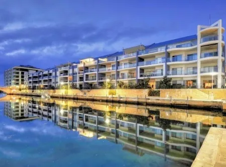 Canal Breeze Retreat Отели в г. Мандурах