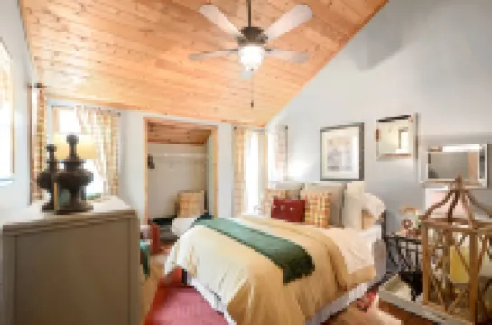 Cedar Loft at The Woods-Vintage Chic Cabin Retreat with Amenities Access