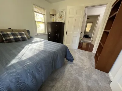 Westlake home tucked into nature - large fenced in yard. Hotels in der Nähe von Cara's Boutique