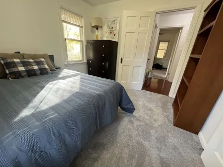 Westlake home tucked into nature - large fenced in yard. Отели рядом с достопримечательностью «Cara's Boutique»