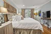 3Br/2BA Bottlebrush on Bowen - Perfect Location Ocean Springs. Walk to Downtown! Hotels in 