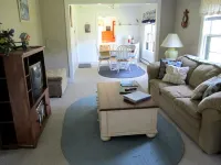 Quaint Bungalow Minutes From Downtown, Harbor, Shops