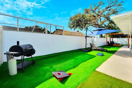 Sleeps 17/Private Beach & Heated pool /mins to Downtown /Buccs /Bush Gardens/Zoo