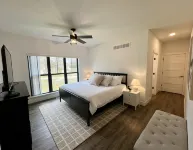 Luxury Vacation Home Just a 16-Minute Walk to Downtown and Riviera Beach Hotel dekat Element Massage Studio