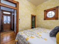 Historic Bungalow in Chariton, Sleeps 5, Pets Ok, Single Level Hotels in Chariton