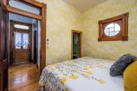 Historic Bungalow in Chariton, Sleeps 5, Pets Ok, Single Level