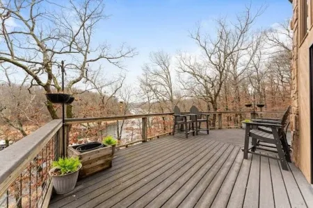 Lakefront Home-NEW Hot Tub- Water Access from Yard-Kayaks-Patio-Game Room