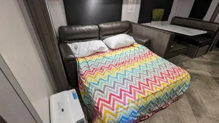 Cozy RV with 1 King bedroom, WiFi & AC in Pleasant Acworth