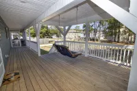 Family fun - 4 min drive to beach & walking distance to amenities! Dog friendly!