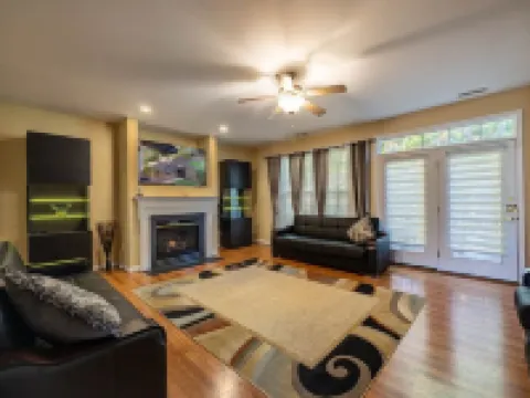 Family-friendly single home/Walking distance to shopping center and restaurants Hotels in Rio