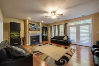 Family-friendly single home/Walking distance to shopping center and restaurants