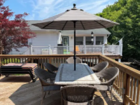 New! Luxurious 5-bedroom home on Lake Michigan w/hot tub and lake access—Mears