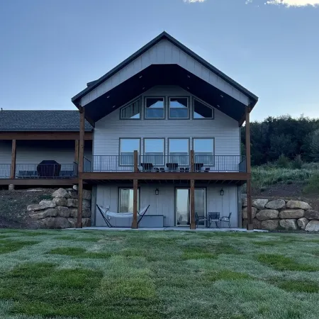 Kozy Retreat @ Bear Lake - 6 KING Beds, Bunk Room, Lake View, Deck w/ Grill