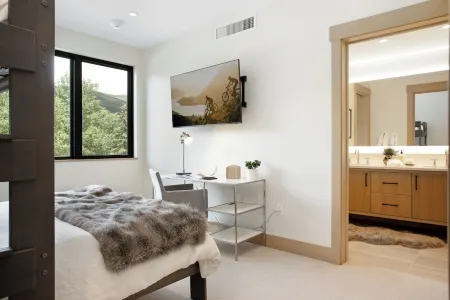 CRBC-Best of the Best! Brand New! Ski in/out, Resort & Spa, Hot tub, Ski Valet