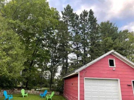 Lovely 4 Br, Hillside Hideaway, Sled Access/ATV Отели в г. Лаймстон