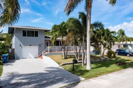 "Palm Estate" - Spacious 3 bed, 3 bath, 2 story single family home with pool