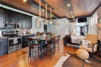 The Black Pearl: industrial condo sleeps 6, full size kitchen & scenic views!