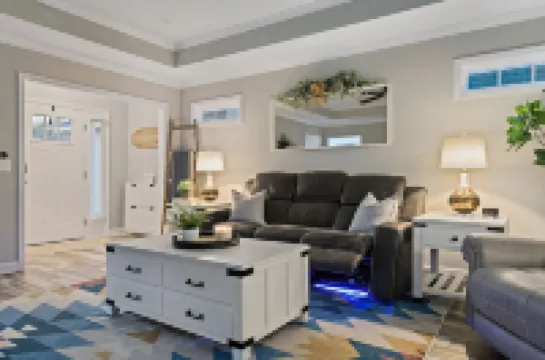 Stunning Cottage home with King bed! Pet-friendly!