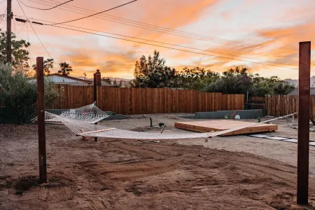 Sage Haven in the Hi-Desert, Yoga Deck, and 15 Min from Joshua Tree Отели рядом с достопримечательностью «Юкка Вэлли Элементари Скул»