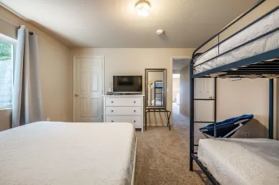 Family Time Basement Suite-Beauty Parlor, Play Room, Hot Tub, Yard, Fire Pit
