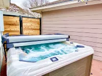 THE HELIX HAUS - Luxury Vacation Home! HOT TUB, FIRE PIT, GAME Rm, VANITY Rm