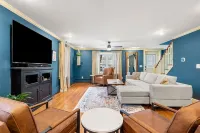 Cozy home with hot tub minutes to downtown Nashua and Shops