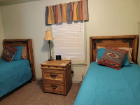 Comy, Cozy Cottage! Hot Tub & Fireplace! Pets by Approval. Weekly Discounts