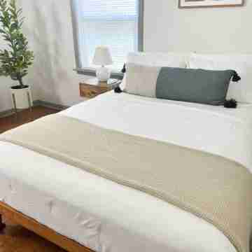 The Yellow Door- Close to I-40, Garage, B-ball Court, Fire-pit and Grill Rooms