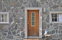 ADORABLE CREEK COTTAGE Charming Original Details, Fireplace, Near Town, WiFi