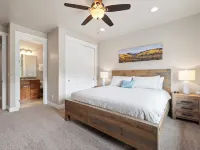 Spacious, Private Hot Tub, 6 bedrooms 5 Ensuite Bathrooms. 7th night FREE! Hotels in Kane County