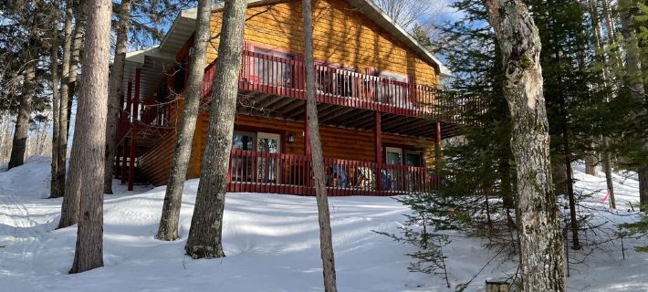 Spacious lakeside cabin in the heart of the Northwoods Hoteles en Condado de Iron