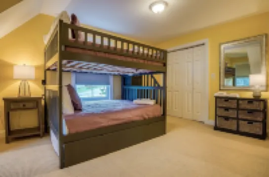 The Valley Estate - Ice Arena - Biking - Weddings - Walk to Town Square! Hotels in Waterville Valley