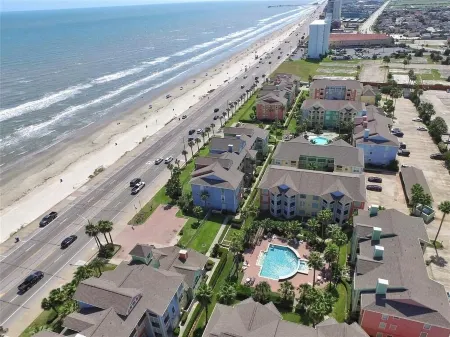 Ocean and Pool View, Beautifully furnished large, 2nd floor, 1 bedroom condo. Отели рядом с достопримечательностью «Муди Гарденс»