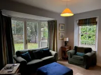 The Lodge- charming cottage on private country house estate