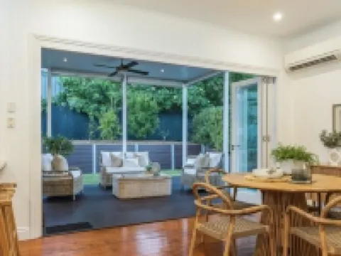 Luxury Queensland Awaits! Sleeps 8, 3 car parks Hotels in Annerley