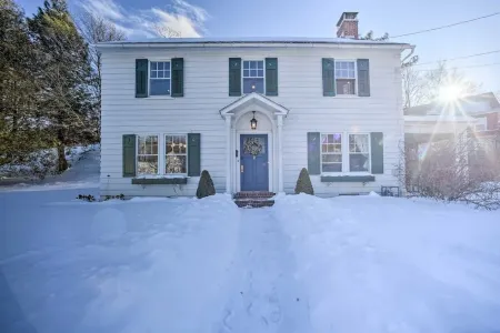 Berkshire Mountain Escape: Family Retreat Open Now for Fall Color and Skiing! Отели в г. Адамс