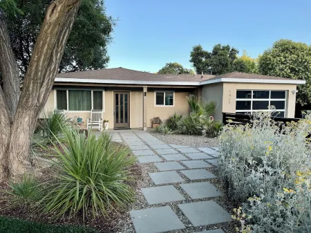 Flamingo Oasis - Next to the Atascadero lake/park/zoo!