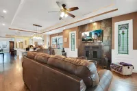 5 Star Upscale Entire Family Neighborhood Home - Homestays