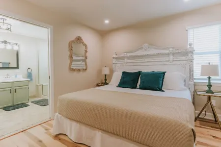 Shadowlawn: Spacious four bedroom - three bath w/ pool in golf cart district!! Отели рядом с достопримечательностью «Шелл»