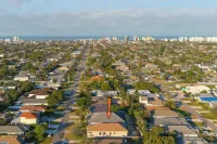 Luxe Home 1 mile to Vanderbilt Beach, Pool & Spa, Pet Friendly