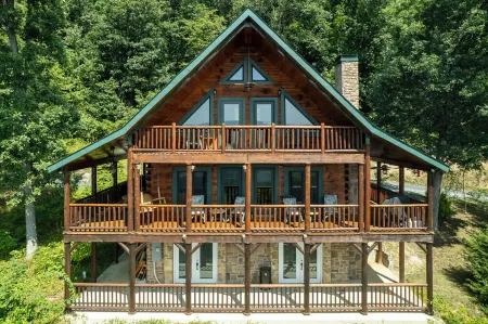 A+ Mountain Vistas ❃ Starlink ❃ Fire Pit ❃ Secluded ❃ 15 miles to National Park