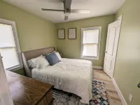 Sleek and Central Small Home ~ Close to everything