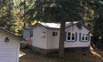 Cute, rustic cabin in Side Lake, No WiFi