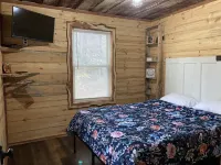 Private 14 acre Creek side Cabin and close to Lake