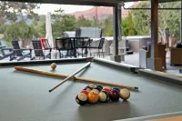 Uptown Splash - Views! 5Br 4BA Heated Pool Spa Firepit GamesRm Minigolf Location