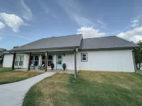 Lake Fork Waterfront Lakehouse with boat dock.    Beautiful and spacious! Hotel a Rains County