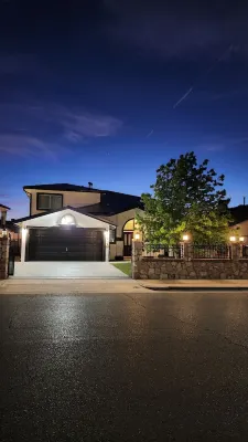 Stylish 5 bed 2.5 bath, with loft, pool table, amazing outdoor bar, kid playset. Hotel dekat SISD Student Activities Complex