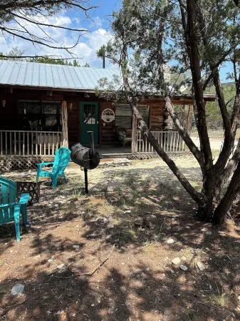 Cozy Log Cabin called Buffalo Horizon. Sleeps 4.  Close to Frio River Отели рядом с достопримечательностью «Парк штата Гарнер»