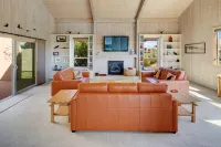 "The Birds" Easy walk to the beach, hot tub, fireplace, quiet and elegant.