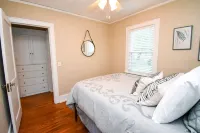 Peoria Heights Petite Charmer- A Block From it All!! Hotels in Peoria Heights